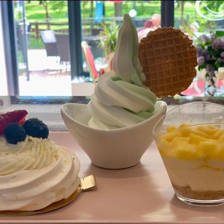 Cafe De La Creme Otel Kuzelov Dış mekan fotoğraf