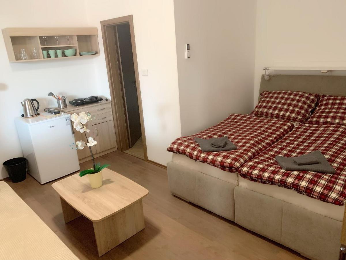 Cafe De La Creme Otel Kuzelov Dış mekan fotoğraf