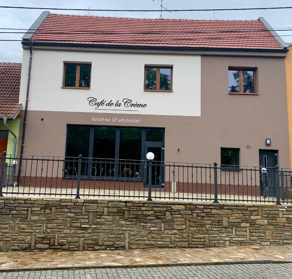 Cafe De La Creme Otel Kuzelov Dış mekan fotoğraf