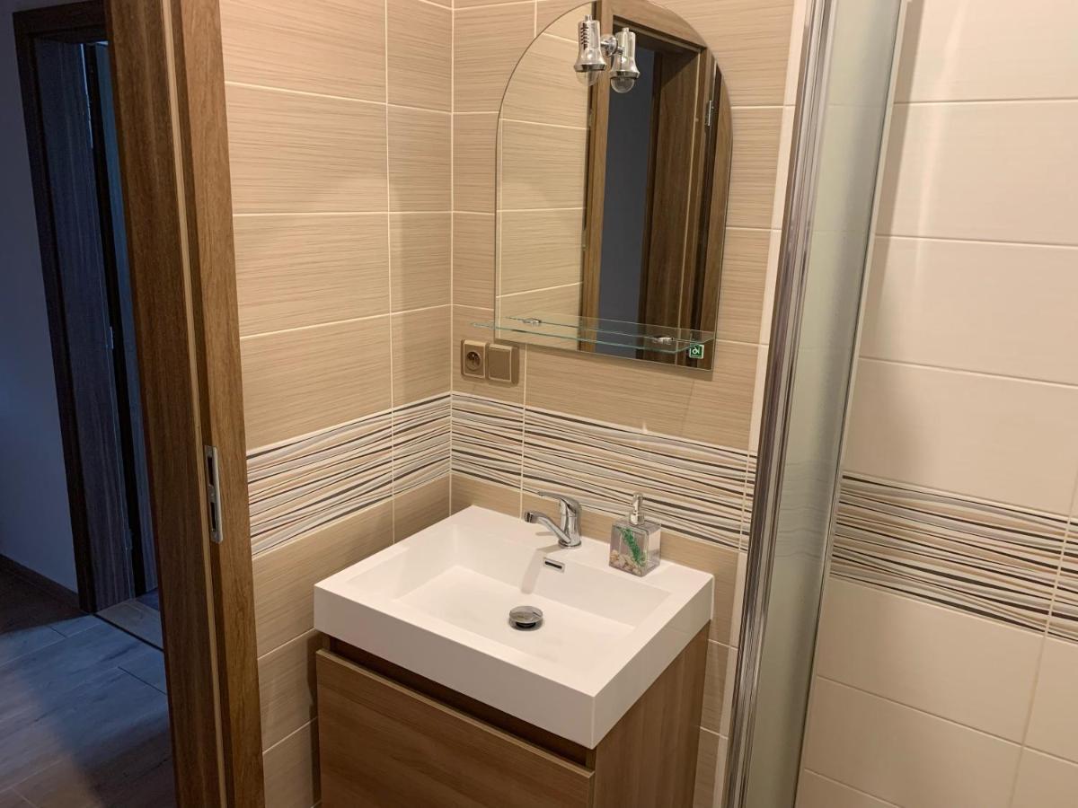 Cafe De La Creme Otel Kuzelov Dış mekan fotoğraf