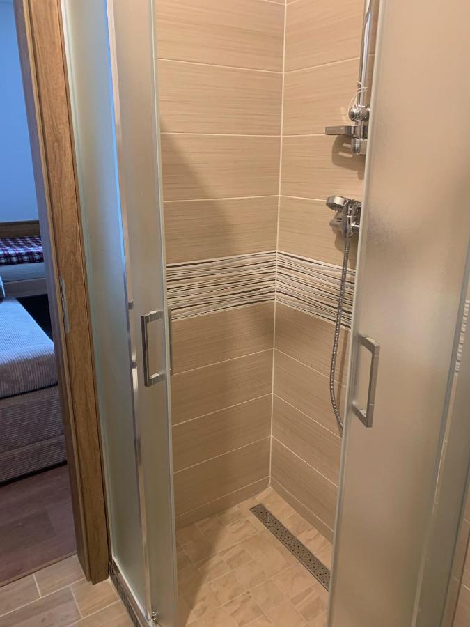 Cafe De La Creme Otel Kuzelov Dış mekan fotoğraf