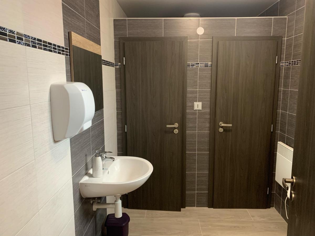Cafe De La Creme Otel Kuzelov Dış mekan fotoğraf