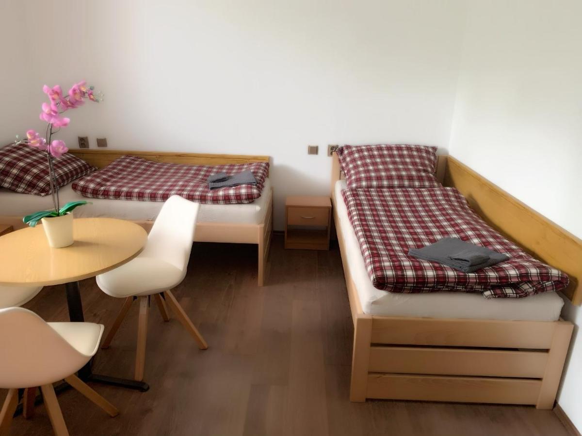Cafe De La Creme Otel Kuzelov Dış mekan fotoğraf