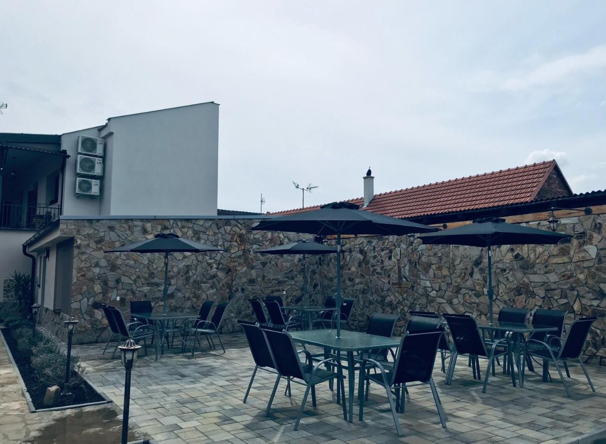 Cafe De La Creme Otel Kuzelov Dış mekan fotoğraf