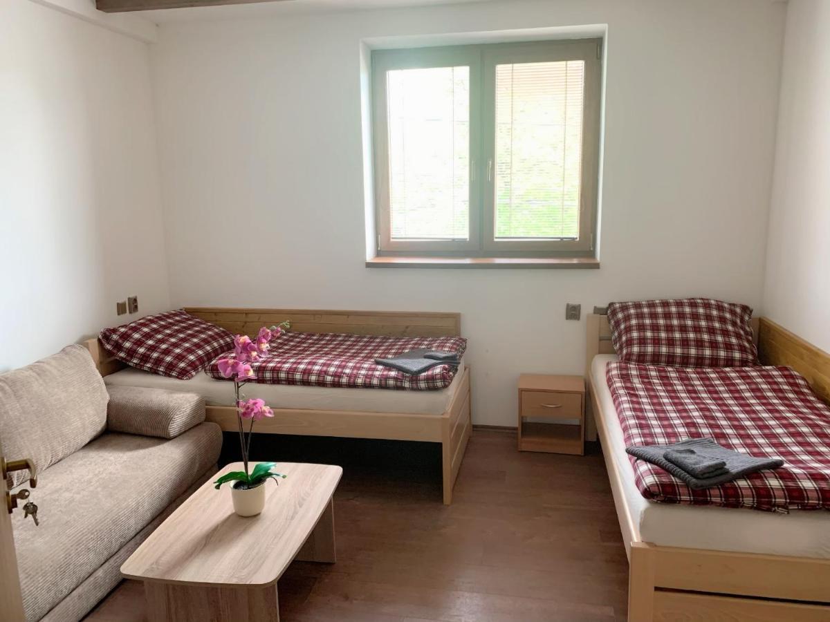 Cafe De La Creme Otel Kuzelov Dış mekan fotoğraf