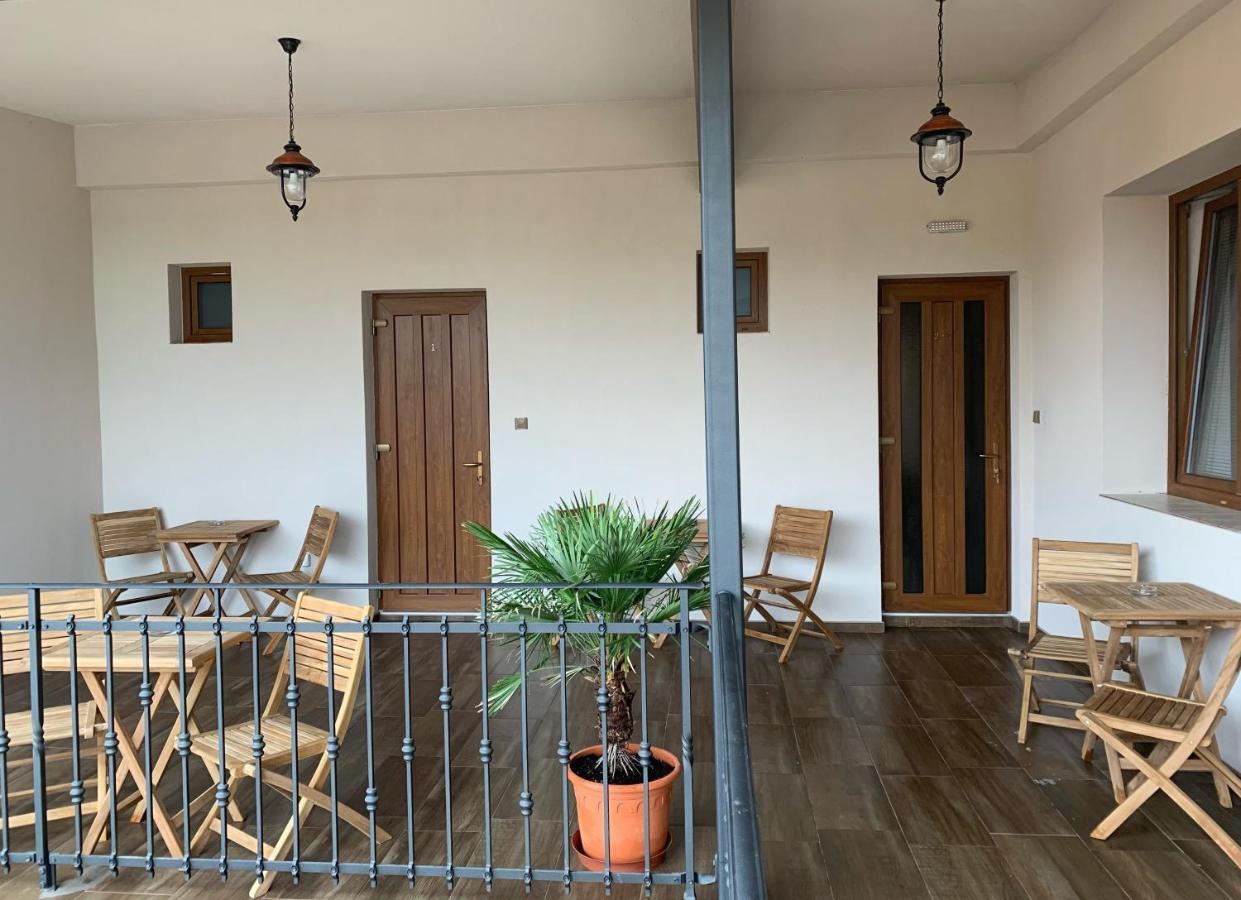 Cafe De La Creme Otel Kuzelov Dış mekan fotoğraf