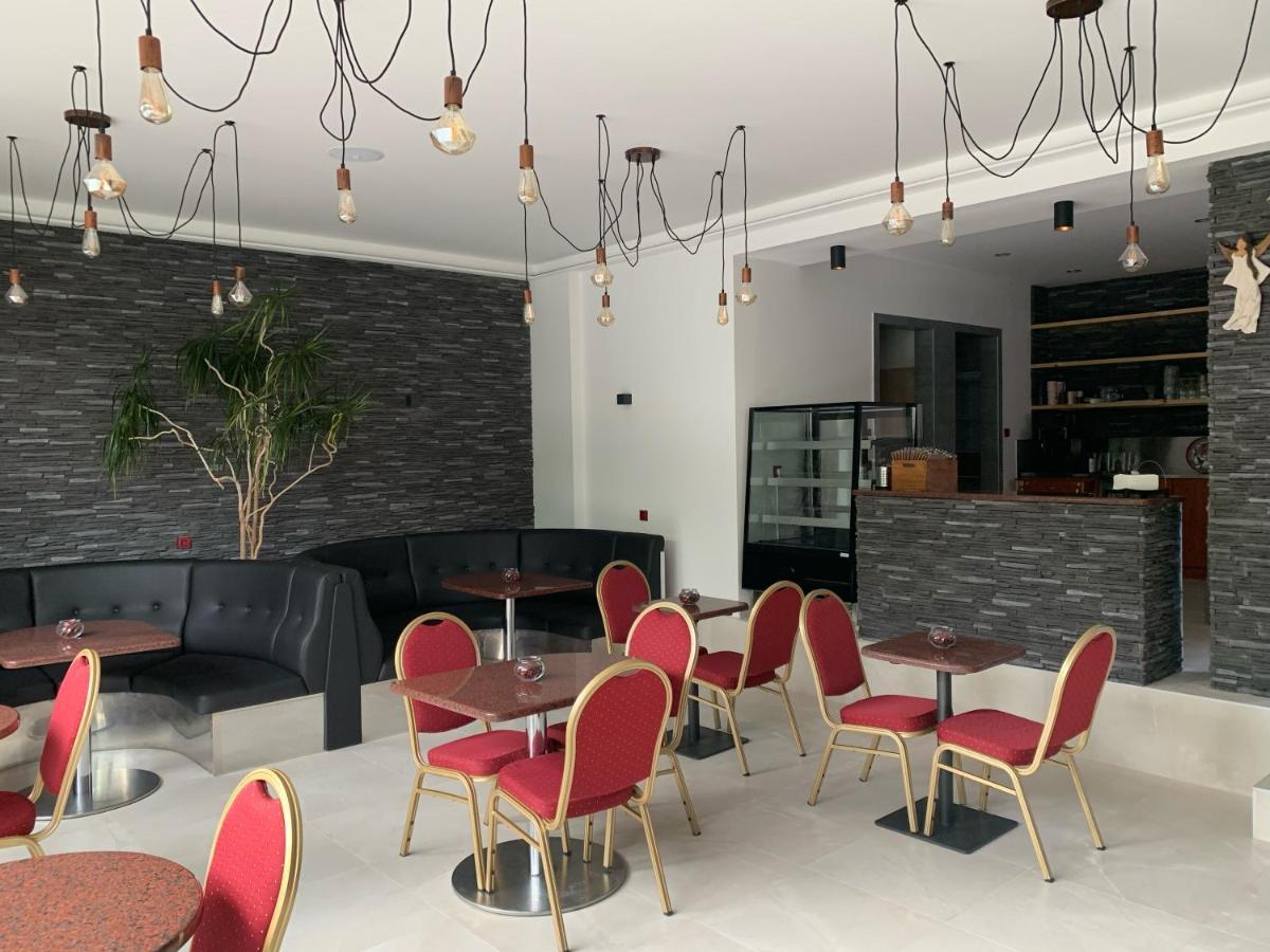Cafe De La Creme Otel Kuzelov Dış mekan fotoğraf