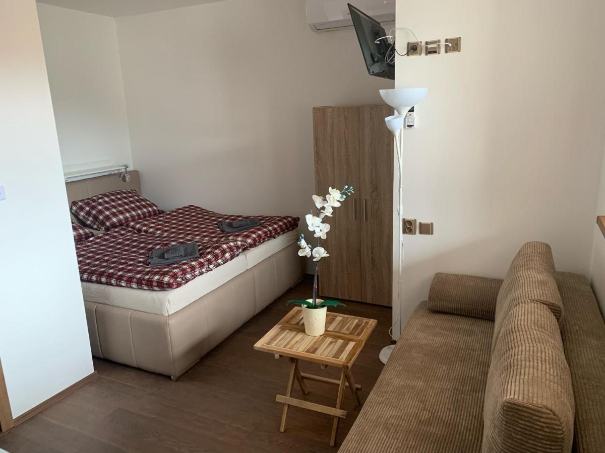 Cafe De La Creme Otel Kuzelov Dış mekan fotoğraf