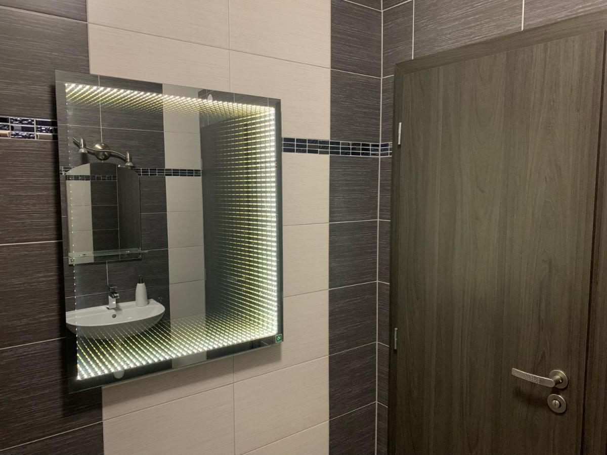 Cafe De La Creme Otel Kuzelov Dış mekan fotoğraf