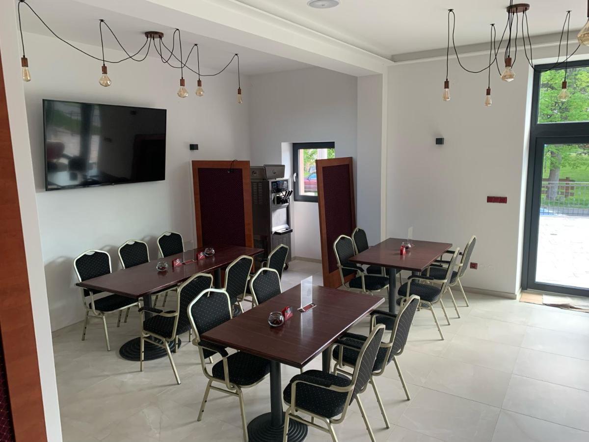 Cafe De La Creme Otel Kuzelov Dış mekan fotoğraf