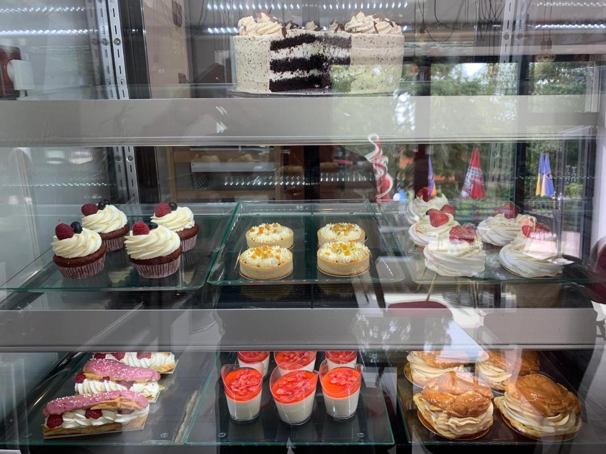 Cafe De La Creme Otel Kuzelov Dış mekan fotoğraf