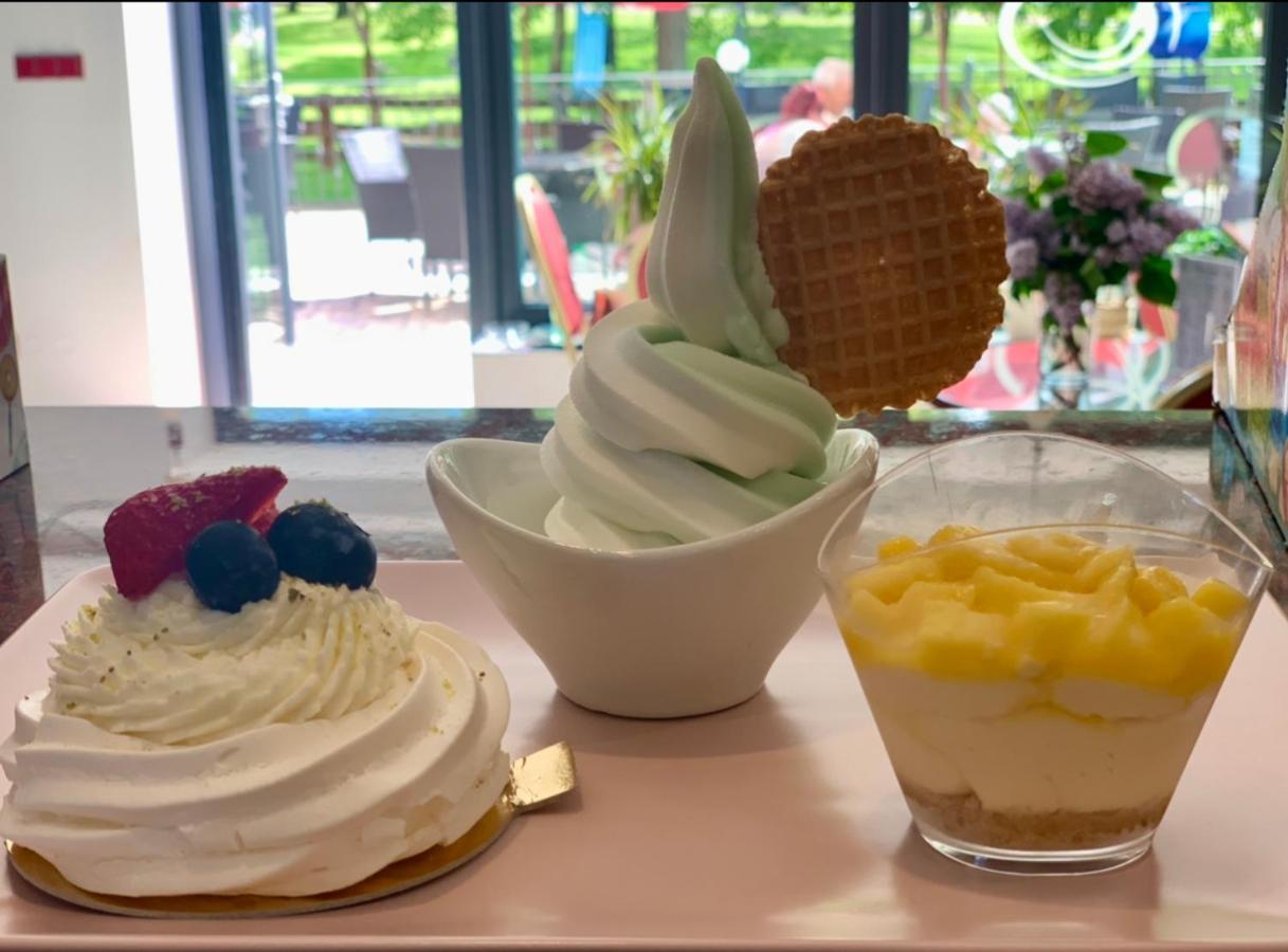 Cafe De La Creme Otel Kuzelov Dış mekan fotoğraf