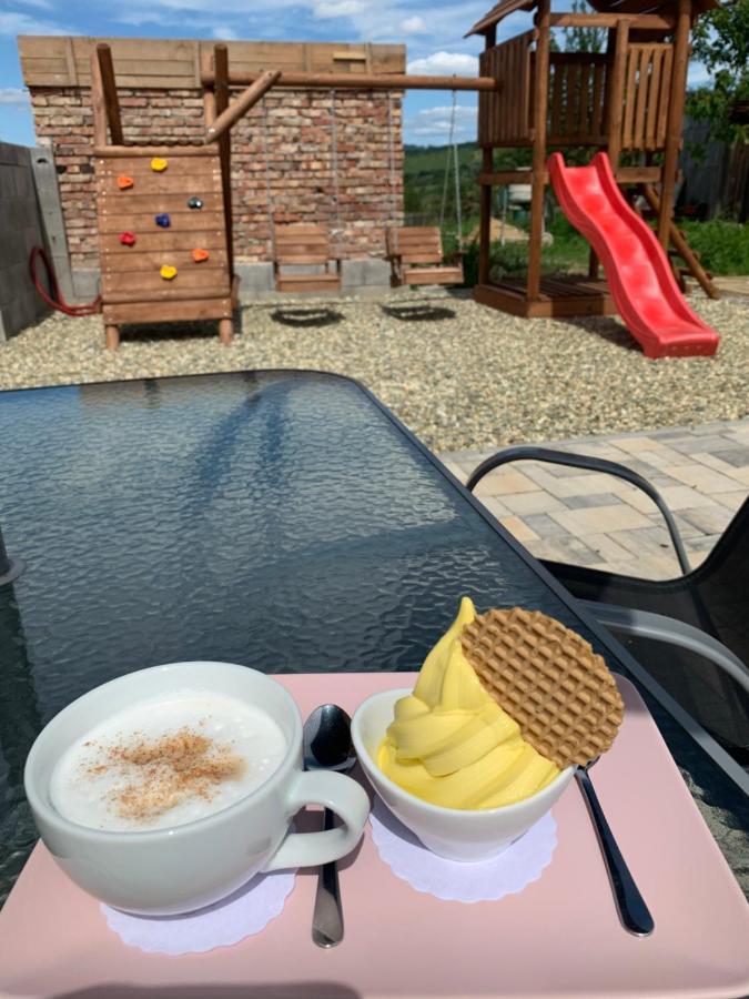 Cafe De La Creme Otel Kuzelov Dış mekan fotoğraf